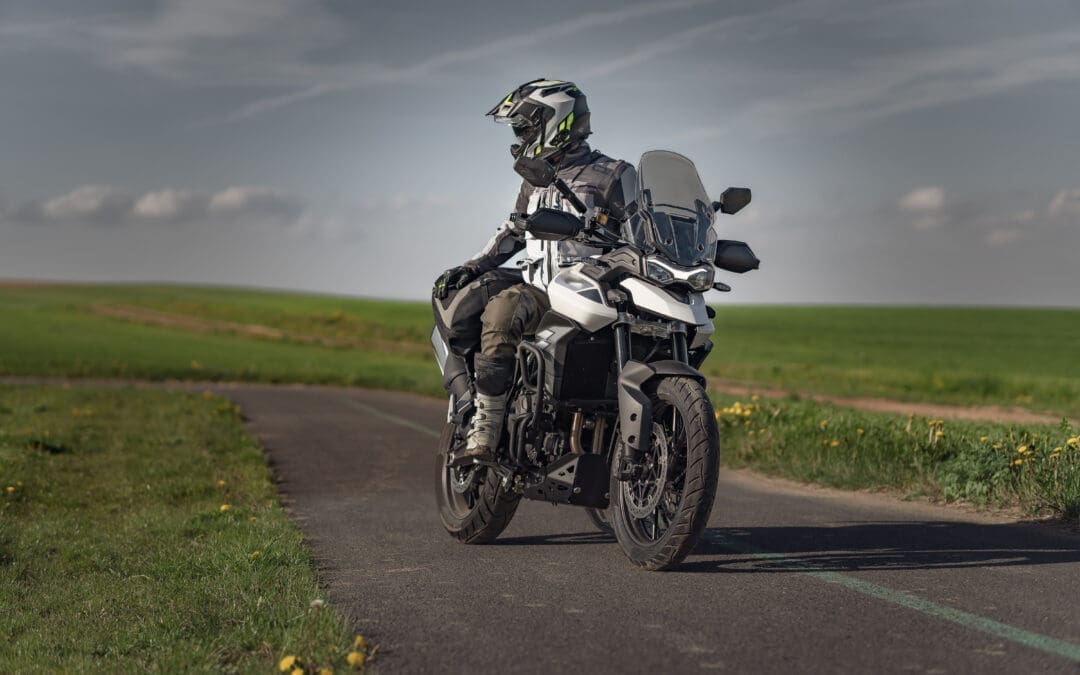 Illumine ta route : améliorer la visibilité des motos pour la sécurité et l&rsquo;aventure